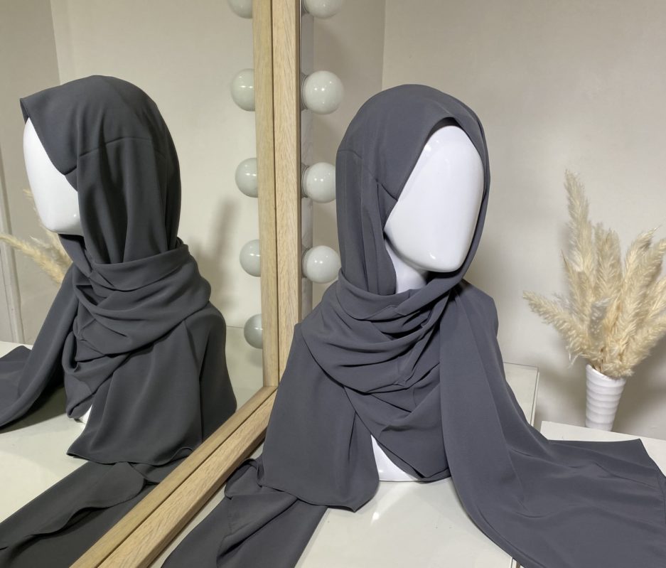 Vente en gros ou demi-gros de hijab en crêpe de couleurs gris de bonne qualité, Cendrijab est situé dans le nord de la France et propose une livraison rapide. Cendrijab est grossiste/fournisseur de voile