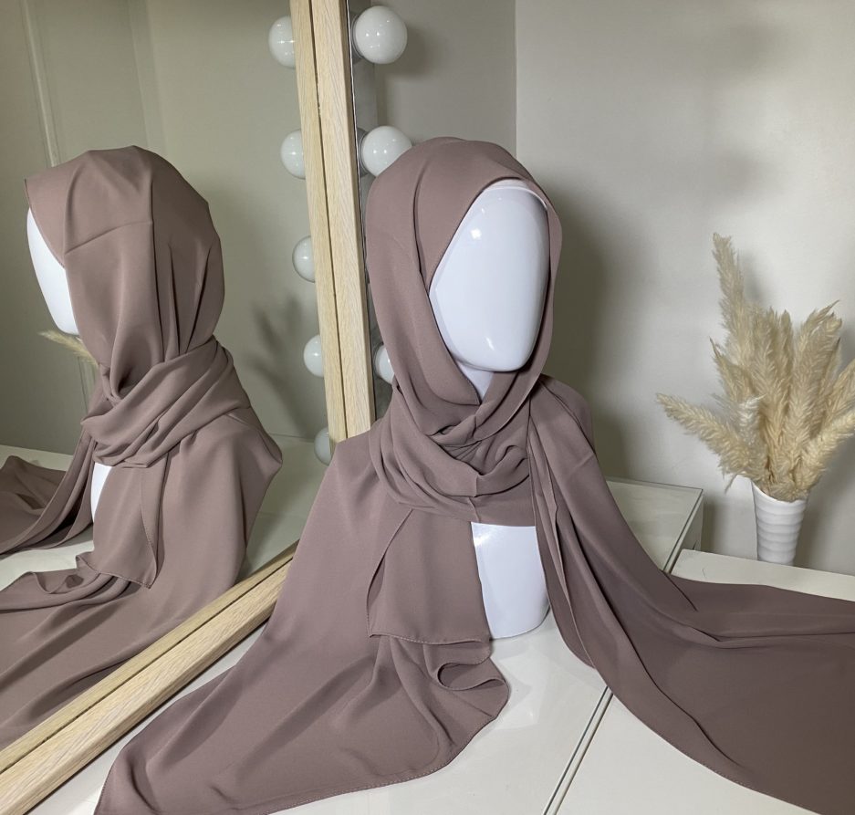 Vente en gros ou demi-gros de hijab en crêpe de couleurs lavande de bonne qualité, Cendrijab est situé dans le nord de la France et propose une livraison rapide. Cendrijab est grossiste/fournisseur de voile