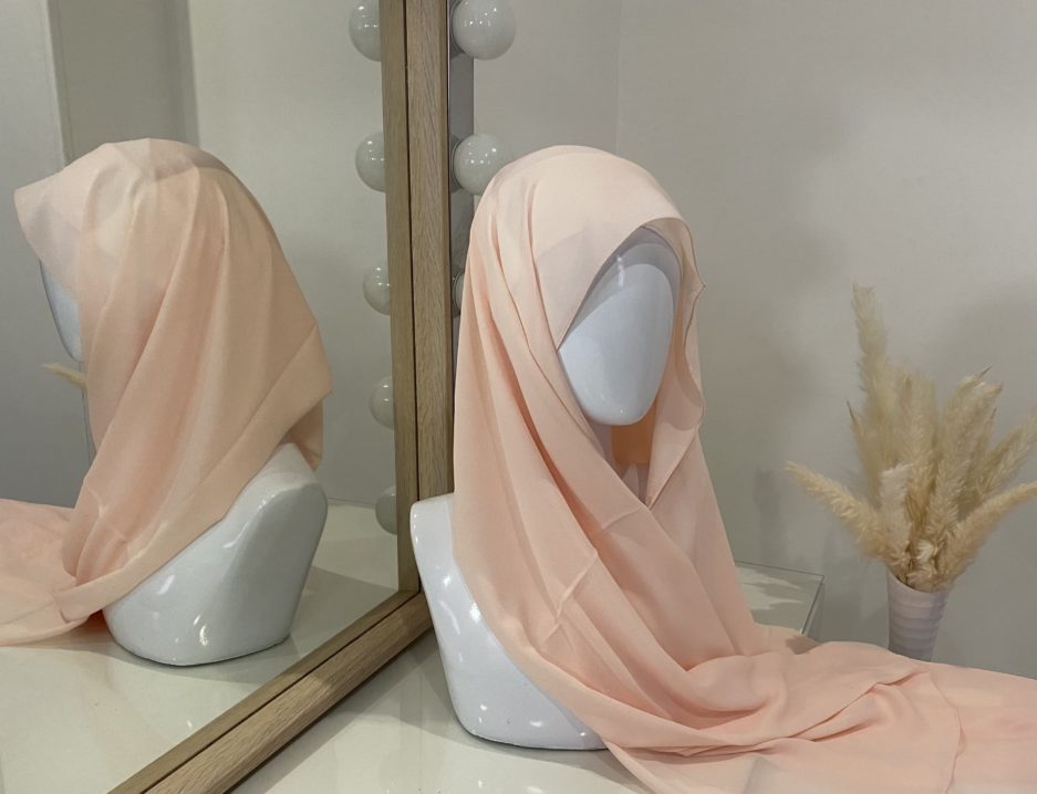 Vente en gros ou demi-gros de hijab en crêpe de couleurs saumon de bonne qualité, Cendrijab est situé dans le nord de la France et propose une livraison rapide. Cendrijab est grossiste/fournisseur de voile