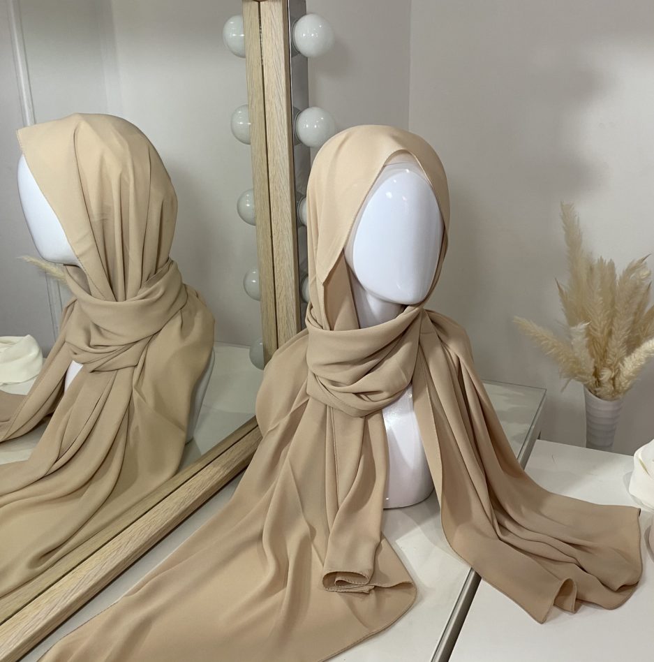 Vente en gros ou demi-gros de hijab en crêpe de couleurs beige de bonne qualité, Cendrijab est situé dans le nord de la France et propose une livraison rapide. Cendrijab est grossiste/fournisseur de voile