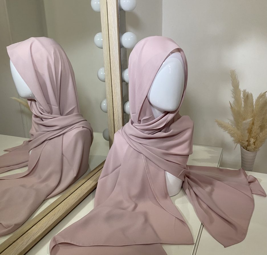 Vente en gros ou demi-gros de hijab en crêpe de couleurs vieux rose de bonne qualité, Cendrijab est situé dans le nord de la France et propose une livraison rapide. Cendrijab est grossiste/fournisseur de voile