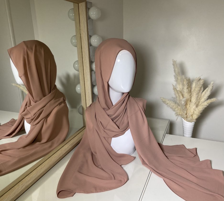 Vente en gros ou demi-gros de hijab en crêpe de couleurs noisette de bonne qualité, Cendrijab est situé dans le nord de la France et propose une livraison rapide. Cendrijab est grossiste/fournisseur de voile