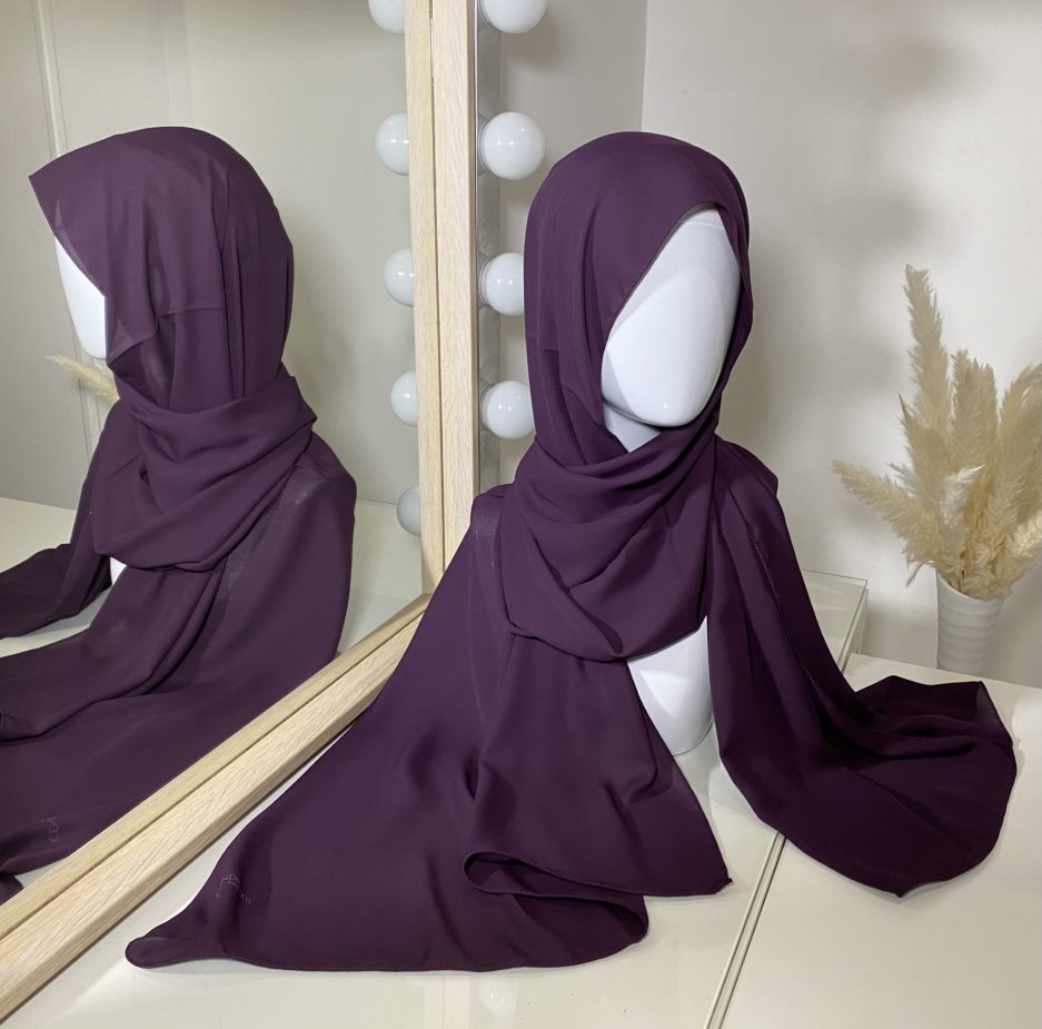 Vente en gros ou demi-gros de hijab en crêpe de couleurs violet de bonne qualité, Cendrijab est situé dans le nord de la France et propose une livraison rapide. Cendrijab est grossiste/fournisseur de voile