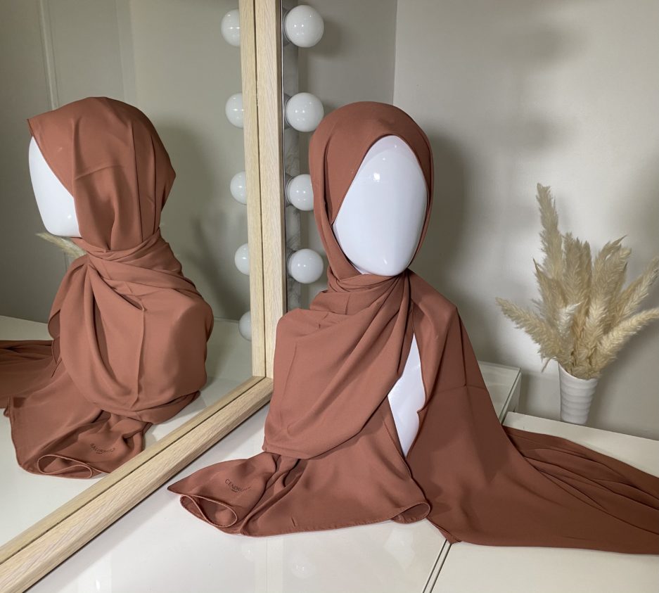 Vente en gros ou demi-gros de hijab en crêpe de couleurs noisette rose de bonne qualité, Cendrijab est situé dans le nord de la France et propose une livraison rapide. Cendrijab est grossiste/fournisseur de voile