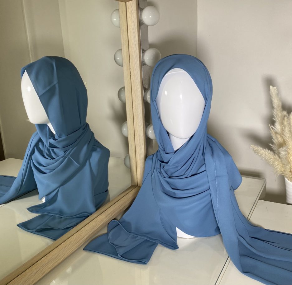 Vente en gros ou demi-gros de hijab en crêpe de couleurs bleu canard de bonne qualité, Cendrijab est situé dans le nord de la France et propose une livraison rapide. Cendrijab est grossiste/fournisseur de voile