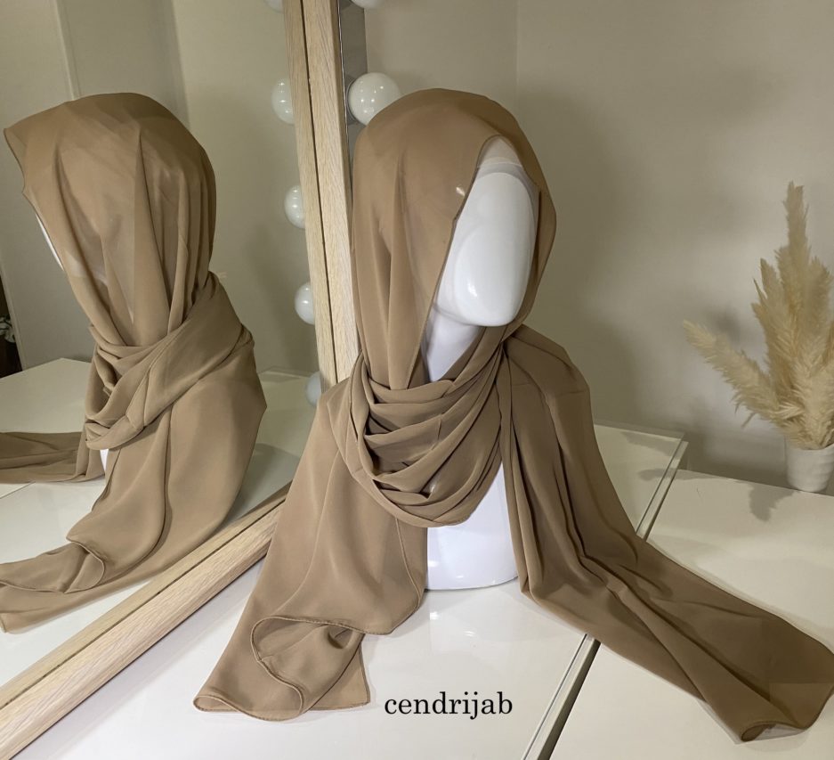 Vente en gros ou demi-gros de hijab mousseline de soie, de couleurs kaki de bonne qualité, Cendrijab est situé dans le nord de la France et propose une livraison rapide. Cendrijab est grossiste/fournisseur de voile