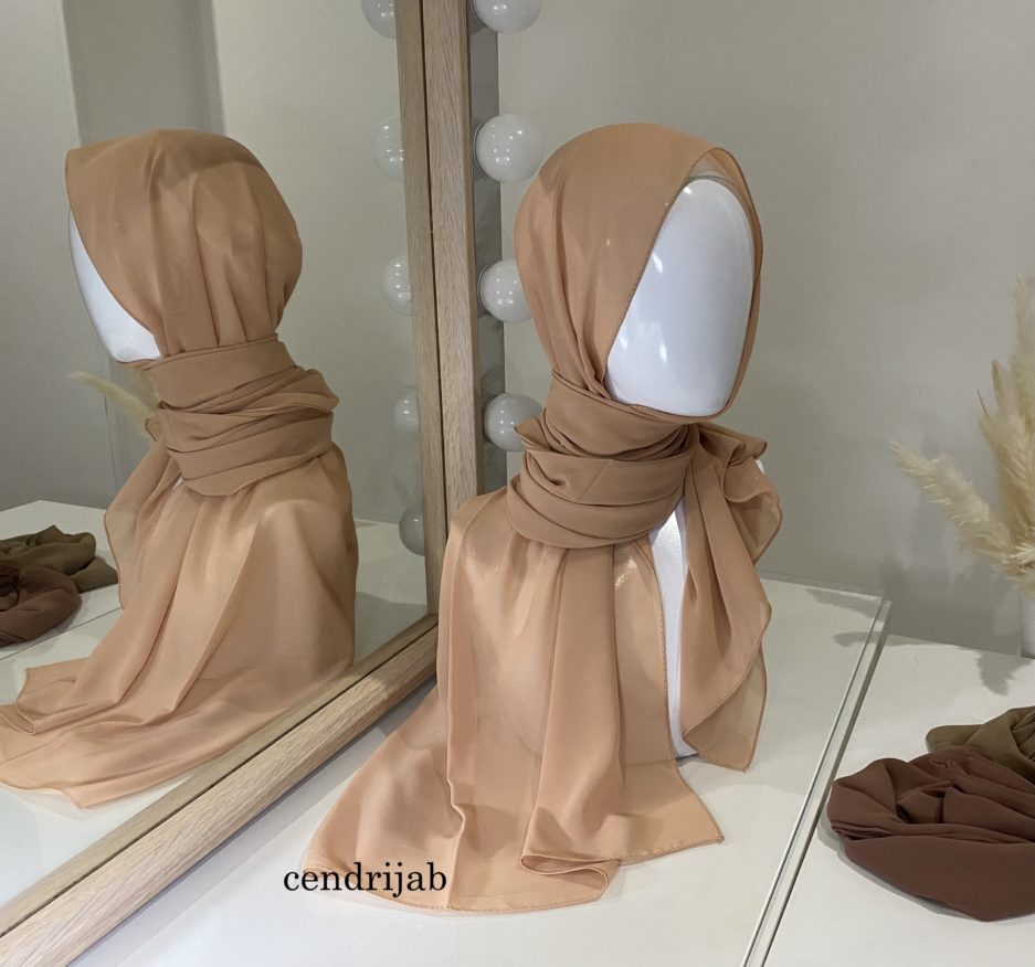 Vente en gros ou demi-gros de hijab mousseline de soie, de couleurs vanille de bonne qualité, Cendrijab est situé dans le nord de la France et propose une livraison rapide. Cendrijab est grossiste/fournisseur de voile