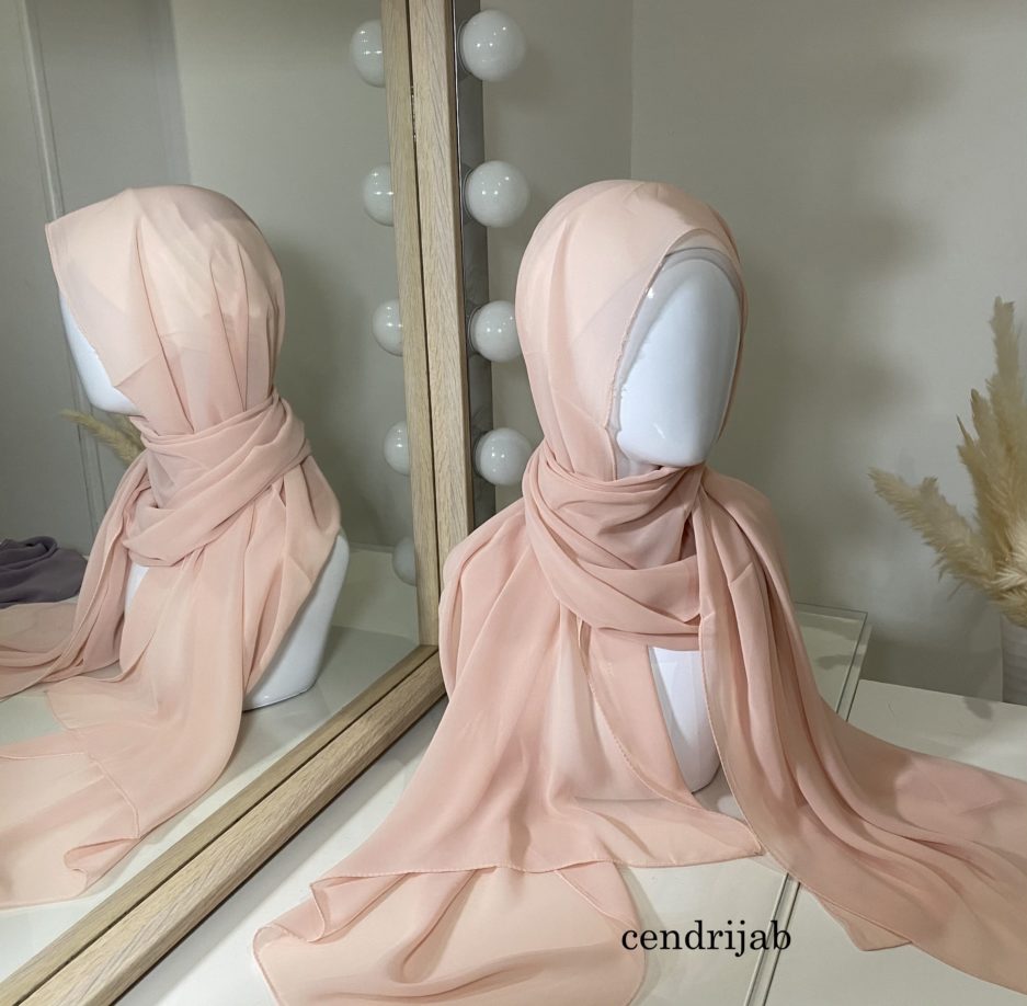 Vente en gros ou demi-gros de hijab mousseline de soie, de couleurs rose poudré de bonne qualité, Cendrijab est situé dans le nord de la France et propose une livraison rapide. Cendrijab est grossiste/fournisseur de voile