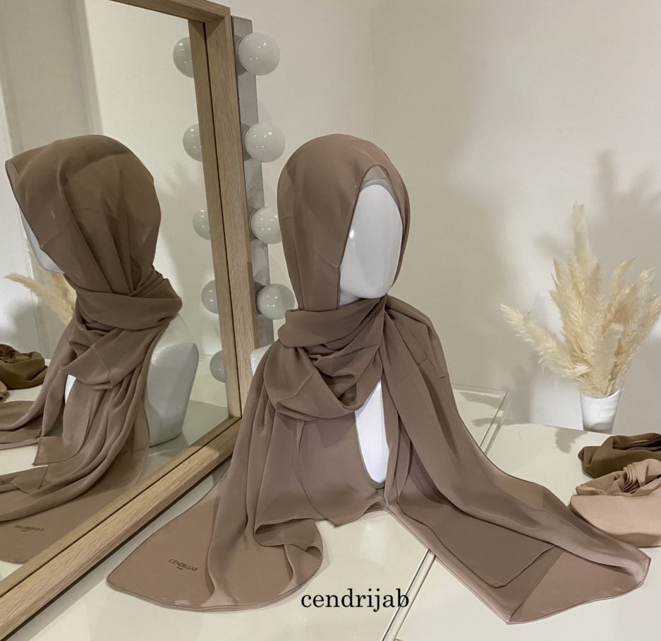 Vente en gros ou demi-gros de hijab mousseline de soie, de couleurs taupe de bonne qualité, Cendrijab est situé dans le nord de la France et propose une livraison rapide. Cendrijab est grossiste/fournisseur de voile