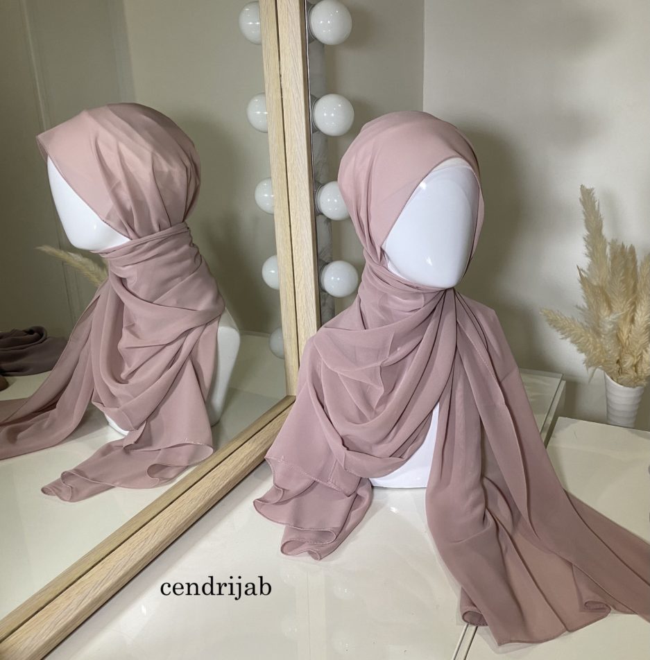 Vente en gros ou demi-gros de hijab mousseline de soie, de couleurs vieux rose de bonne qualité, Cendrijab est situé dans le nord de la France et propose une livraison rapide. Cendrijab est grossiste/fournisseur de voile