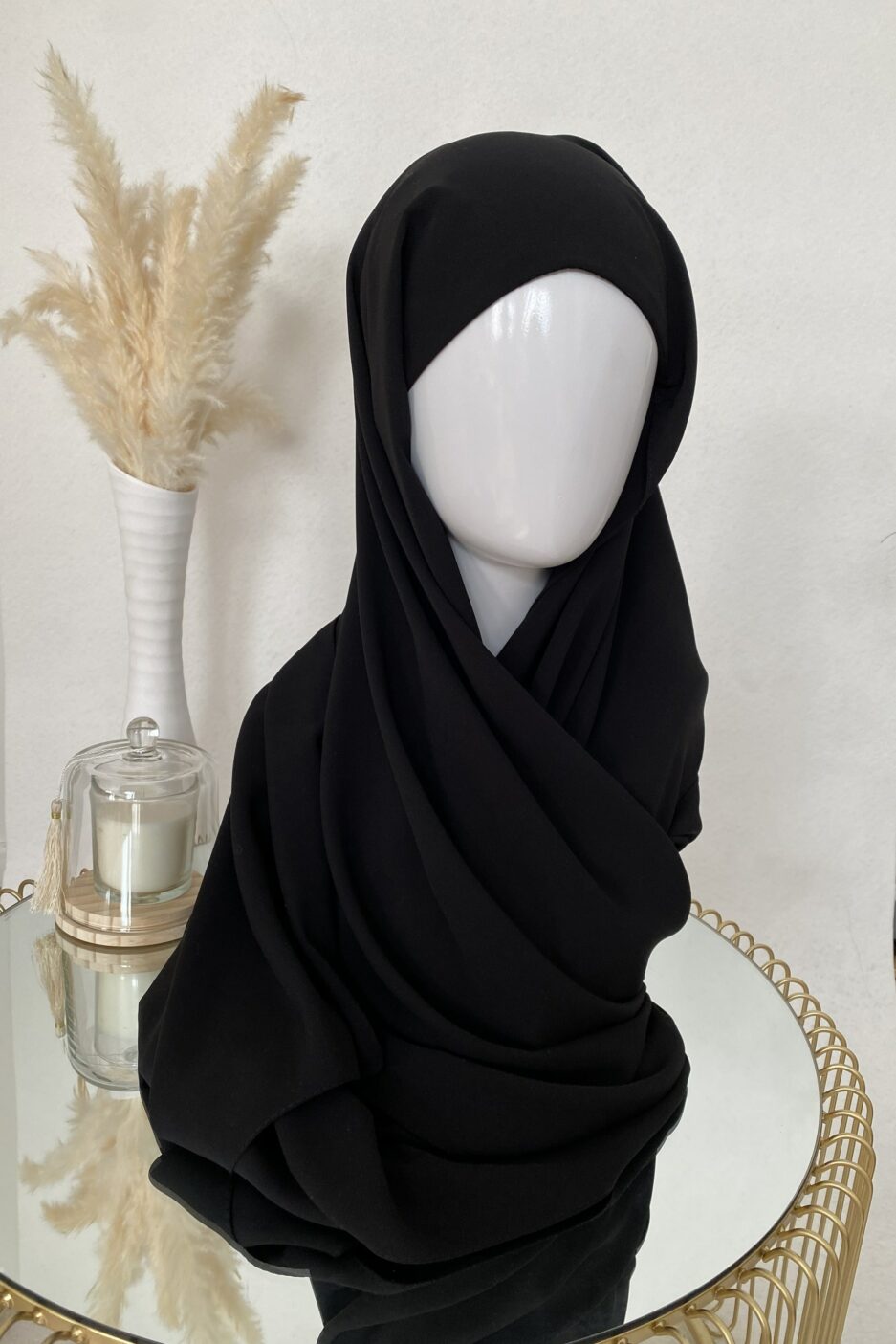 Vente en ligne hijab noir à enfiler avec bonnet, en gros et au détail voile soie de médine de bonne qualité 100% opaque, long, livraison rapide en 24H Nouveau hijab en soie de médine à enfilé avec bonnet intégrer, Cendrijab est situé dans le nord de la France