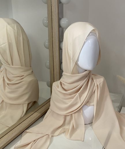 Vente en gros ou demi-gros de hijab mousseline de soie, de couleurs beige de bonne qualité, Cendrijab est situé dans le nord de la France et propose une livraison rapide. Cendrijab est grossiste/fournisseur de voile