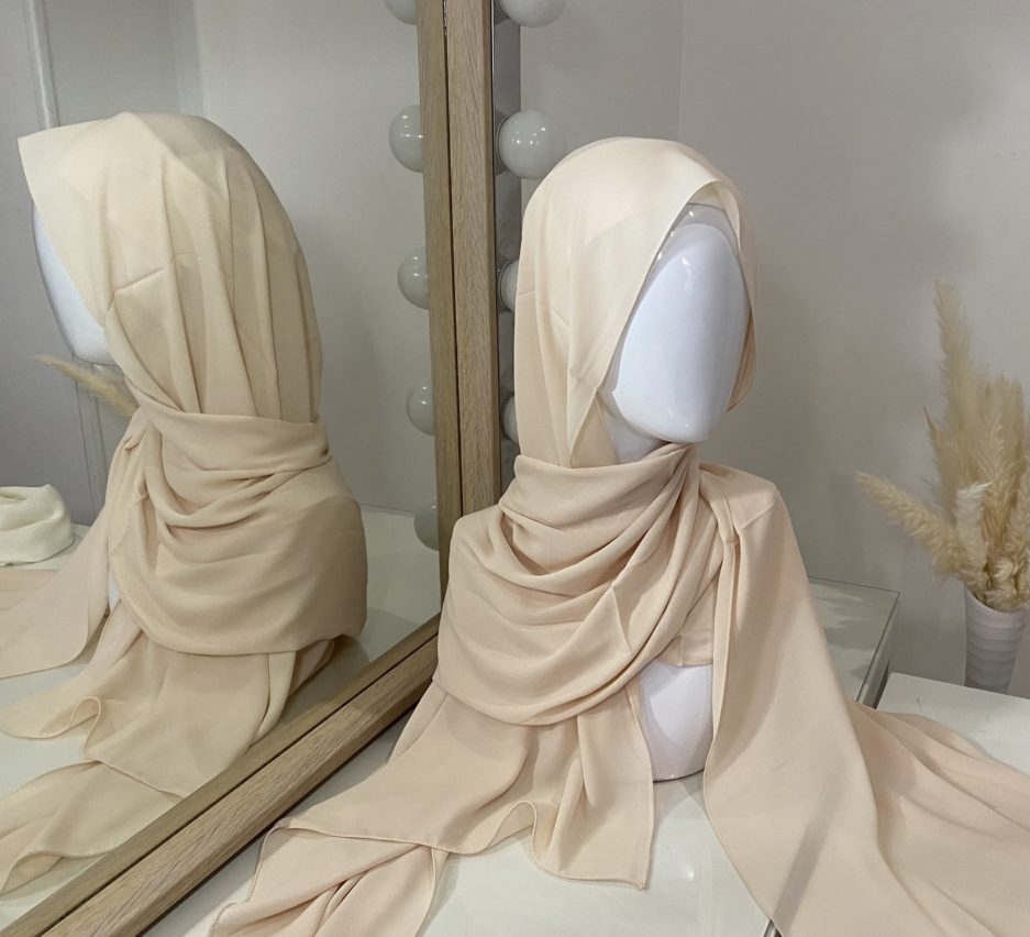 Vente en gros ou demi-gros de hijab mousseline de soie, de couleurs beige de bonne qualité, Cendrijab est situé dans le nord de la France et propose une livraison rapide. Cendrijab est grossiste/fournisseur de voile