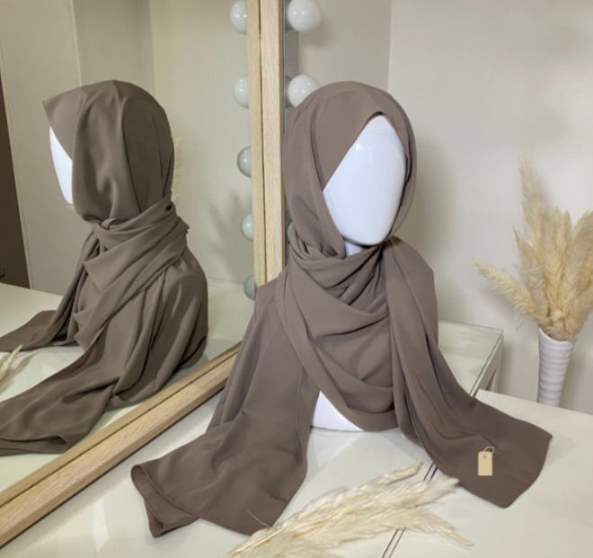 Fournisseur/grossiste de hijab en soie de médine taupe clair Cendrijab propose de la vente en gros ou demi gros de hijab de bonne qualité et pas cher. Cendrijab est basé en France