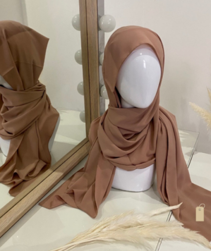 Fournisseur/grossiste de hijab en soie de médine rose nude Cendrijab propose de la vente en gros ou demi gros de hijab de bonne qualité et pas cher. Cendrijab est basé en France