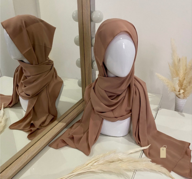 Fournisseur/grossiste de hijab en soie de médine rose nude Cendrijab propose de la vente en gros ou demi gros de hijab de bonne qualité et pas cher. Cendrijab est basé en France