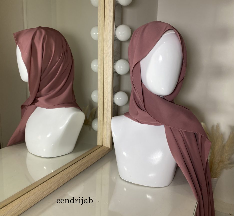 Vente en gros et au détail de hijab en soie de médine, de couleurs rose framboise, châle de bonne qualité, Cendrijab est situé dans le nord de la France et propose une livraison rapide. Cendrijab est grossiste/fournisseur de voile