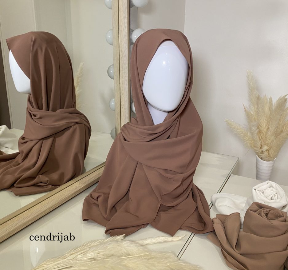 Cendrijab vend des hijab pas cher en gros et au détail de hijab en soie de médine, de couleur nude, châle de bonne qualité, Cendrijab est situé dans le nord de la France et propose une livraison rapide. Cendrijab est grossiste/fournisseur de voile, Cendrijab est numéro 1 en France pour son rapport qualité prix et envoie rapide en 24H