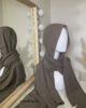 Vente en gros et au détail de hijab en soie de médine, de couleurs taupe foncé de bonne qualité, Cendrijab est situé dans le nord de la France et propose une livraison rapide. Cendrijab est grossiste/fournisseur de voile