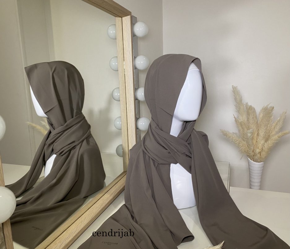 Vente en gros et au détail de hijab en soie de médine, de couleurs taupe foncé de bonne qualité, Cendrijab est situé dans le nord de la France et propose une livraison rapide. Cendrijab est grossiste/fournisseur de voile