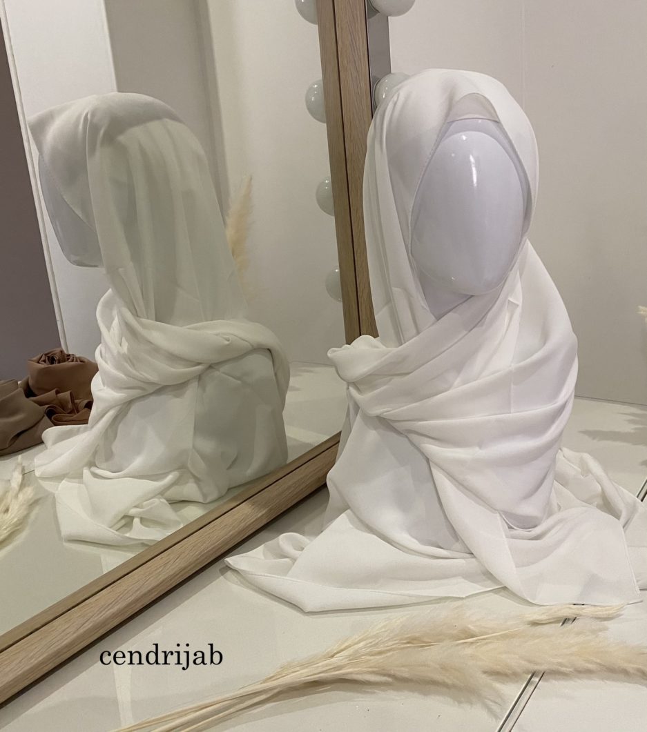 Vente en gros et au détail de hijab en soie de médine, de couleurs blanc, châle de bonne qualité, Cendrijab est situé dans le nord de la France et propose une livraison rapide. Cendrijab est grossiste/fournisseur de voile