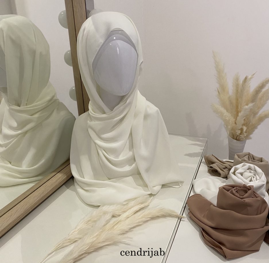 Vente en gros ou demi-gros de hijab en soie de médine, de couleur blanc crème, châle de bonne qualité, Cendrijab est situé dans le nord de la France et propose une livraison rapide. Cendrijab est grossiste/fournisseur de voile