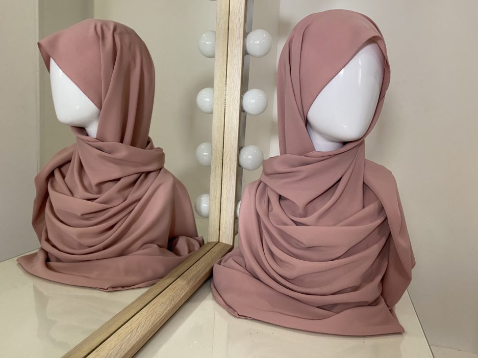 Vente en gros et au détail de hijab en soie de médine, de couleurs bois de rose, châle de bonne qualité, Cendrijab est situé dans le nord de la France et propose une livraison rapide. Cendrijab est grossiste/fournisseur de voile