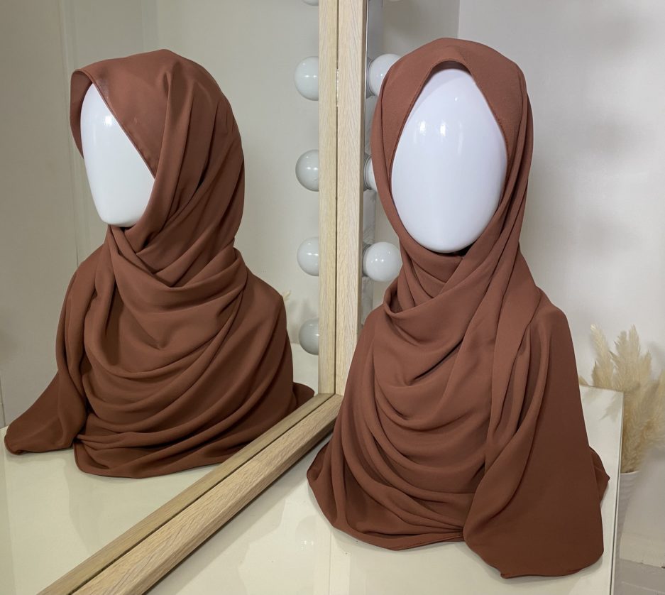 Vente en gros et au détail de hijab en soie de médine, de couleur chocolat, châle de bonne qualité, Cendrijab est situé dans le nord de la France et propose une livraison rapide. Cendrijab est grossiste/fournisseur de voile