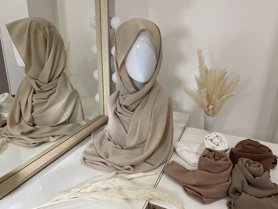 Vente en gros et au détail de hijab en soie de médine, de couleur beige, châle de bonne qualité, Cendrijab est situé dans le nord de la France et propose une livraison rapide. Cendrijab est grossiste/fournisseur de voile