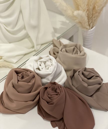 Vente en ligne de hijab en gros et au détail de hijab en soie de médine large choix de couleurs de bonne qualité, Cendrijab est situé dans le nord de la France et propose une livraison rapide. Cendrijab est grossiste/fournisseur de voile