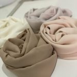 Vente en gros ou demi-gros de hijab en crêpe large choix de couleurs de bonne qualité, Cendrijab est situé dans le nord de la France et propose une livraison rapide. Cendrijab est grossiste/fournisseur de voile