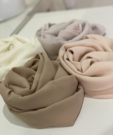 Vente en gros ou demi-gros de hijab en crêpe large choix de couleurs de bonne qualité, Cendrijab est situé dans le nord de la France et propose une livraison rapide. Cendrijab est grossiste/fournisseur de voile