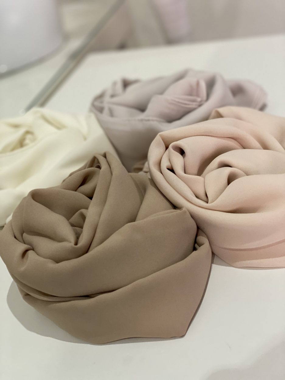Vente en gros ou demi-gros de hijab en crêpe large choix de couleurs de bonne qualité, Cendrijab est situé dans le nord de la France et propose une livraison rapide. Cendrijab est grossiste/fournisseur de voile
