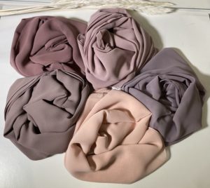 Vente en gros et au détail de hijab mousseline de soie large choix de couleurs de bonne qualité, Cendrijab est situé dans le nord de la France et propose une livraison rapide.