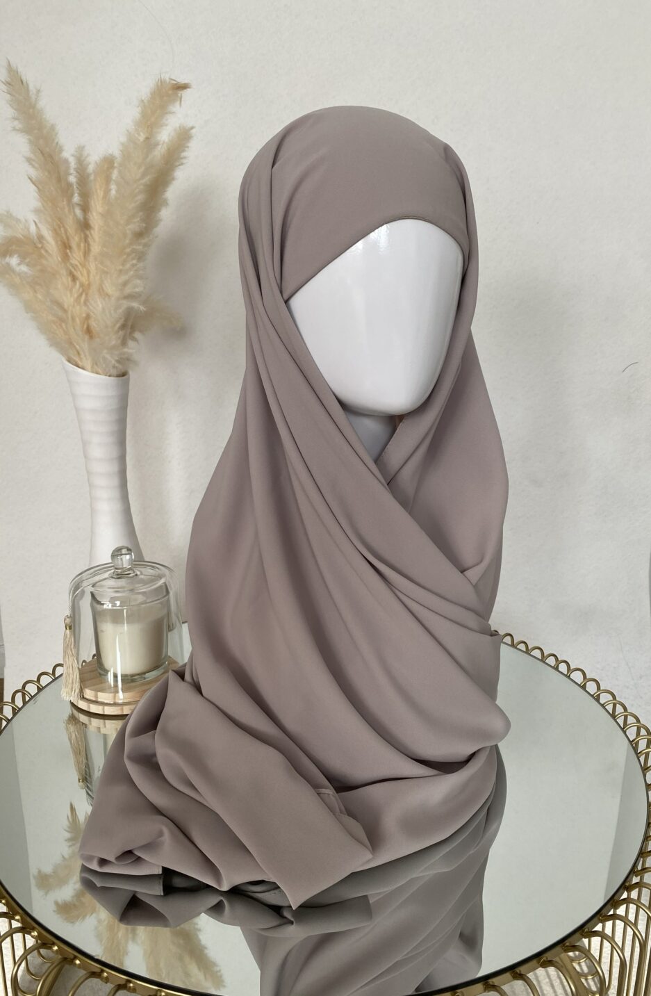 Vente en ligne hijab beige brun à enfiler avec bonnet, en gros et au détail voile soie de médine de bonne qualité 100% opaque, long, livraison rapide en 24H Nouveau hijab en soie de médine à enfilé avec bonnet intégrer, Cendrijab est situé dans le nord de la France
