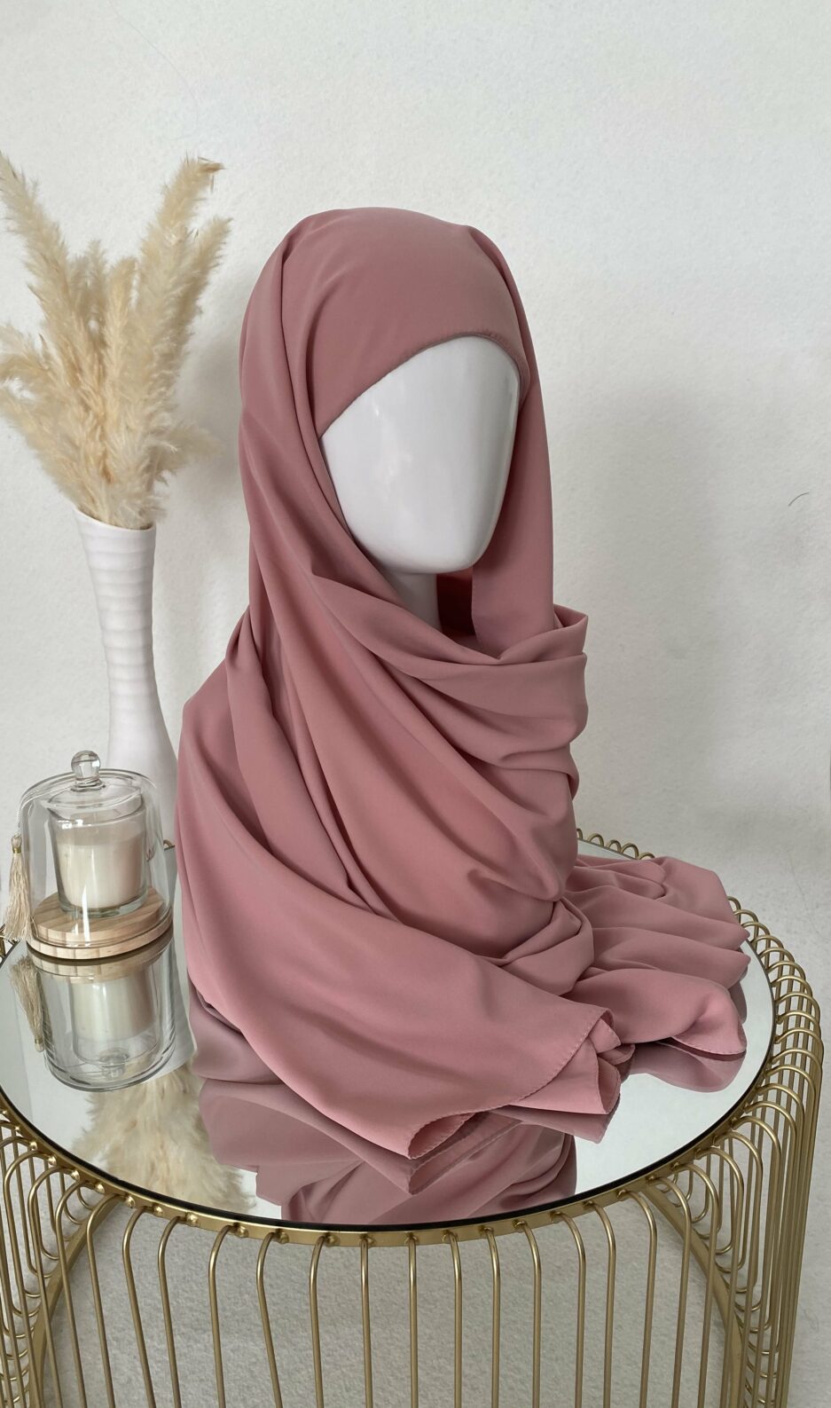Vente en ligne hijab rose à enfiler avec bonnet, en gros et au détail voile soie de médine de bonne qualité 100% opaque, long, livraison rapide en 24H Nouveau hijab en soie de médine à enfilé avec bonnet intégrer, Cendrijab est situé dans le nord de la France