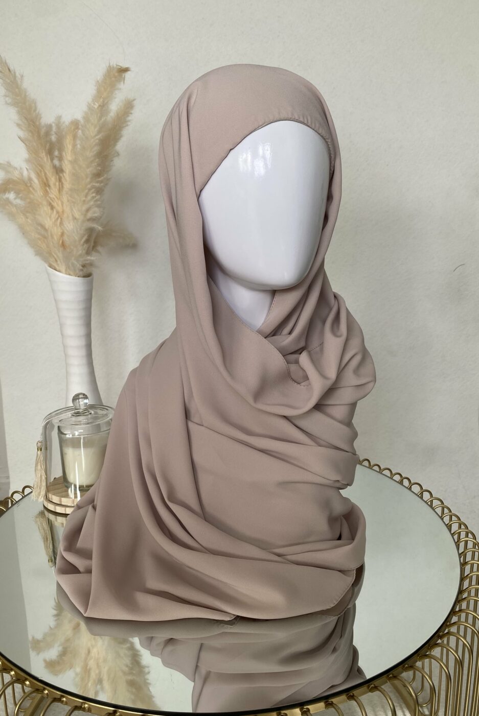 Vente en ligne hijab beige à enfiler avec bonnet, en gros et au détail voile soie de médine de bonne qualité 100% opaque, long, livraison rapide en 24H Nouveau hijab en soie de médine à enfilé avec bonnet intégrer, Cendrijab est situé dans le nord de la France