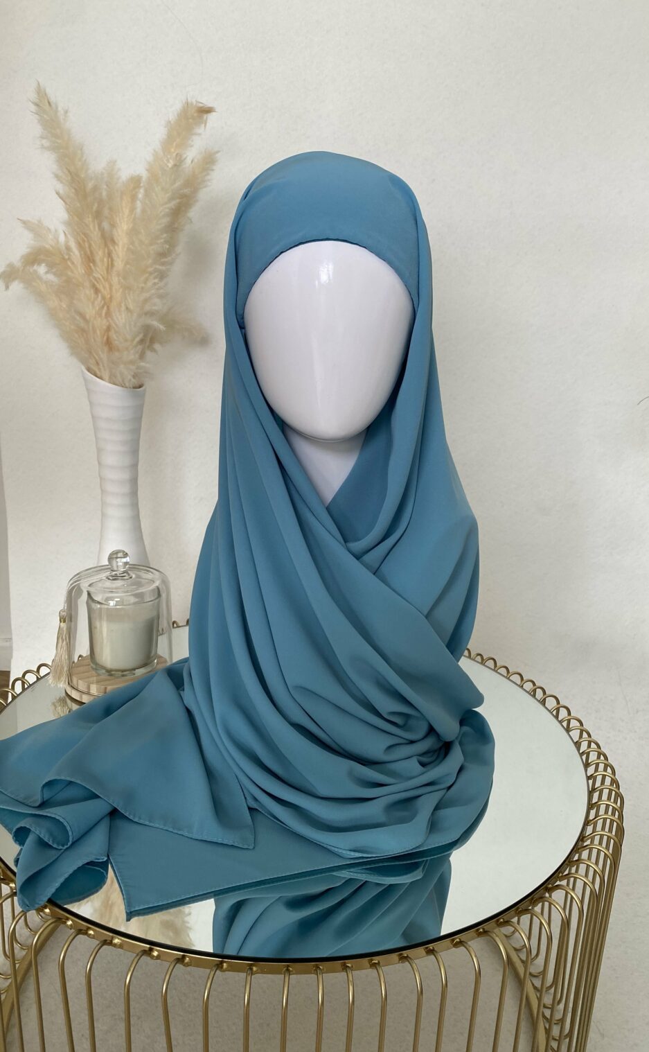 Vente en ligne hijab bleu canard à enfiler avec bonnet, en gros et au détail voile soie de médine de bonne qualité 100% opaque, long, livraison rapide en 24H Nouveau hijab en soie de médine à enfilé avec bonnet intégrer, Cendrijab est situé dans le nord de la France