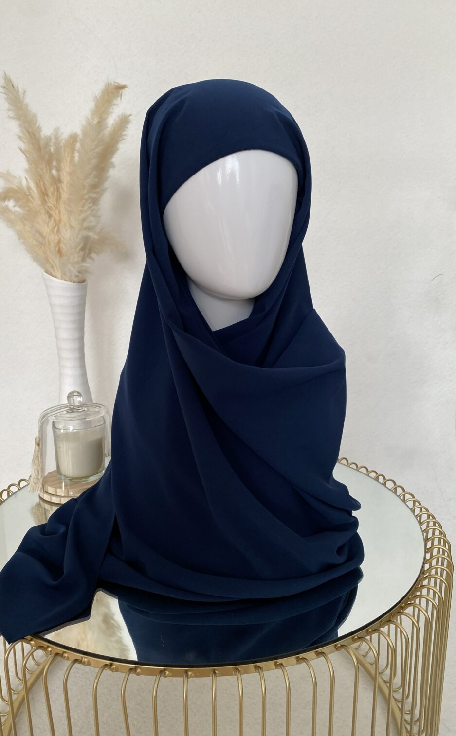 Vente en ligne hijab bleu marine à enfiler avec bonnet, en gros et au détail voile soie de médine de bonne qualité 100% opaque, long, livraison rapide en 24H Nouveau hijab en soie de médine à enfilé avec bonnet intégrer, Cendrijab est situé dans le nord de la France