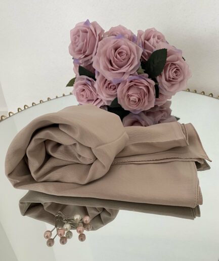 Vente en ligne de Hijab jazz en gros et au détail, long voile beige de bonne qualité 100% opaque, long, livraison rapide en 24H hijab jazz long et opaque de chez Cendrijab