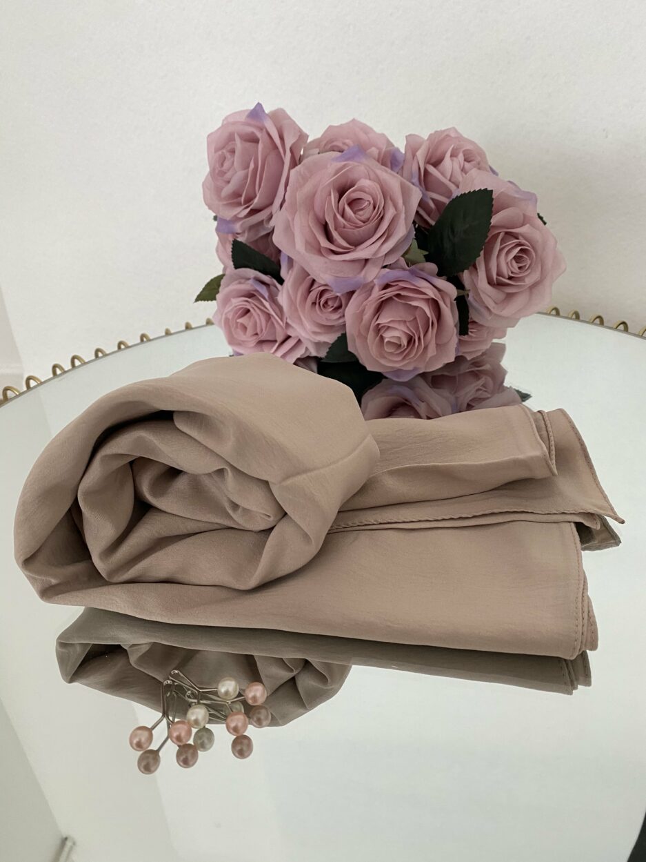 Vente en ligne de Hijab jazz en gros et au détail, long voile beige de bonne qualité 100% opaque, long, livraison rapide en 24H hijab jazz long et opaque de chez Cendrijab